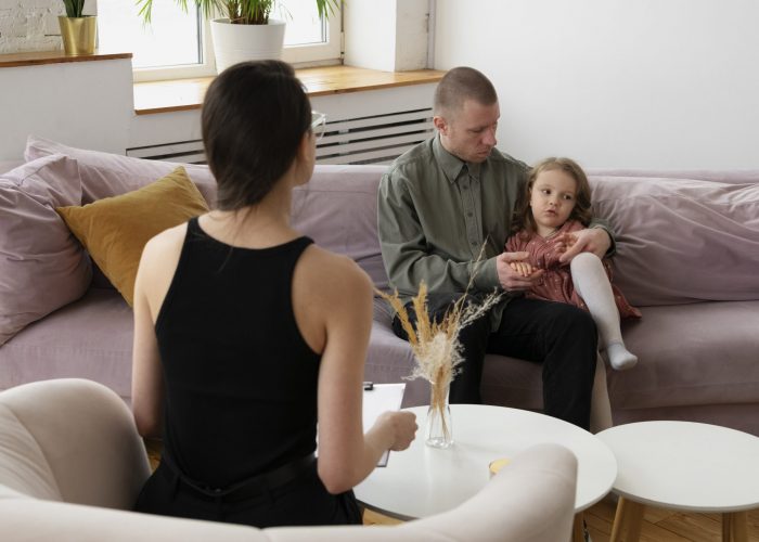 parent-kid-talking-psychologist
